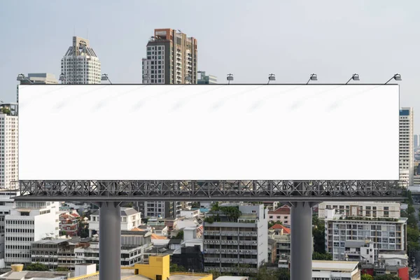 Prázdné bílé silniční billboard s Bangkok městské pozadí v denní době. Pouliční reklamní plakát, maketa, 3D vykreslování. Přední pohled. Koncept marketingové komunikace na podporu nebo prodej nápadu. — Stock fotografie