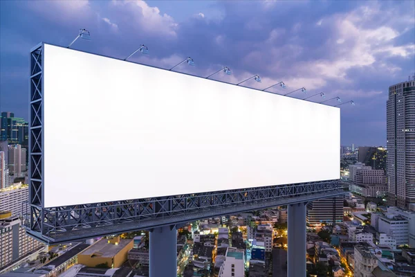 Papan iklan jalan putih kosong dengan latar belakang Bangkok Cityscape pada malam hari. Poster iklan jalan, mock up, 3D rendering. Sisi tampilan. Konsep komunikasi pemasaran untuk menjual ide. — Stok Foto