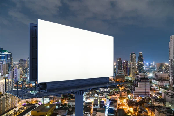 Panneau d'affichage blanc blanc avec fond de paysage urbain de Bangkok la nuit. Affiche publicitaire, maquette, rendu 3D. Vue latérale. Le concept de communication marketing pour vendre l'idée. — Photo