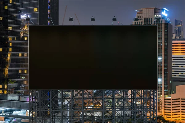 Κενό μαύρο δρόμο διαφημιστική πινακίδα με φόντο Μπανγκόκ cityscape τη νύχτα. Διαφημιστική αφίσα δρόμου, μακιγιαρισμένη, τρισδιάστατη απόδοση. Μπροστά. Η έννοια της επικοινωνίας μάρκετινγκ για την πώληση της ιδέας. — Φωτογραφία Αρχείου