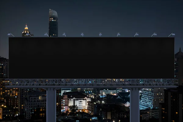 Leere schwarze Straßenwerbetafel mit Bangkoks Stadtbild in der Nacht. Straßenwerbeplakat, Mock-up, 3D-Rendering. Frontansicht. Das Konzept der Marketing-Kommunikation, um Idee zu verkaufen. — Stockfoto