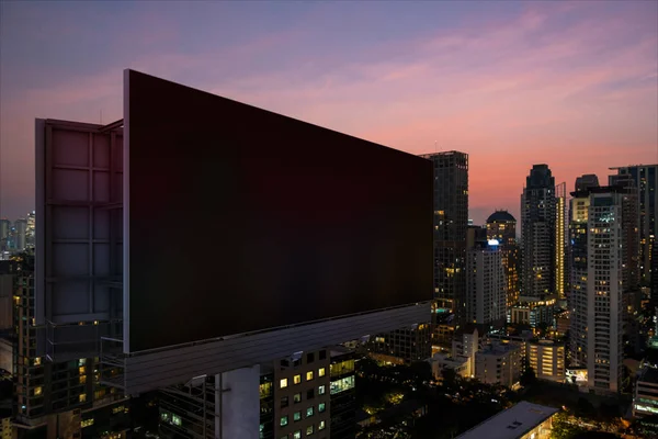 Blanco zwarte weg billboard met Bangkok stadsgezicht achtergrond 's nachts tijd. Reclameposter, model, 3D-weergave. Zijaanzicht. Het concept van marketingcommunicatie om ideeën te promoten. — Stockfoto