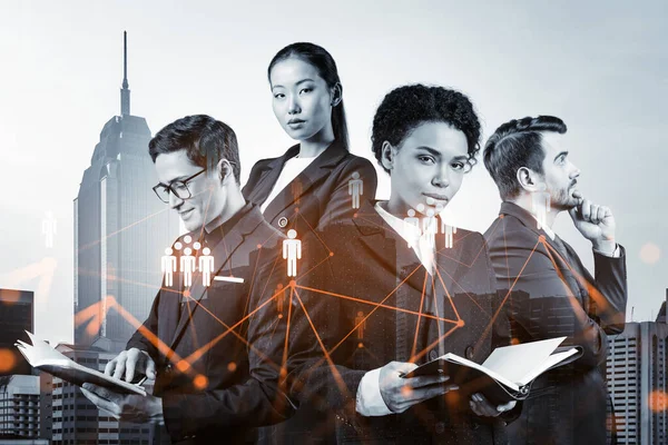 İş amaçlarına ulaşmak için sosyal medya pazarlama stratejisi üzerinde çalışan bir grup SMM uzmanı. Kuala Lumpur arkaplanı üzerinde hologram simgeleri.