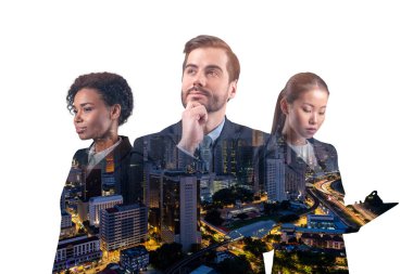 Asya şehri Kuala Lumpur 'un önünde duran üç genç, başarılı iş adamı, erkek ve kadın çifte pozlama. Sıkı çalışma ve öğrenim kavramı. Modern yaşam tarzı. Gece vakti..