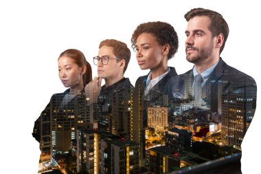 Asya 'nın Bangkok şehrinin önünde duran dört genç, başarılı iş adamının çifte pozu. Uluslararası takım çalışması kavramı. Gece vakti..