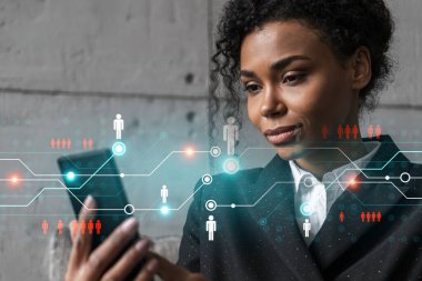 İş kadını telefonu kullanıyor, modern ofiste yeni bir proje üzerinde çalışıyor. Çifte maruziyet. Başarı kavramı. Sosyal ağ hologramı.