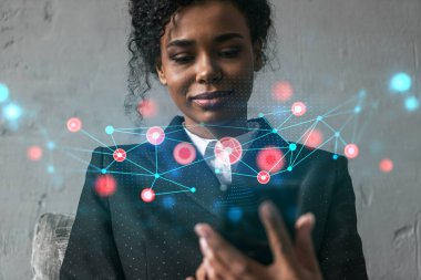 İş kadını telefonu kullanıyor, modern ofiste yeni bir proje üzerinde çalışıyor. Çifte maruziyet. Başarı kavramı. Soyut teknoloji hologramı.