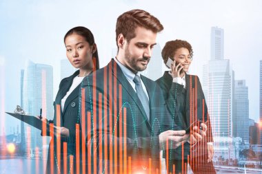 Yeni risk sermayesi ve yüksek teknoloji üzerinde çalışan bir grup iş arkadaşı riskleri tahmin etmeye ve olası kazanç artışlarını tahmin etmeye çalışıyor. Singapur arkaplanının hologram şeması.