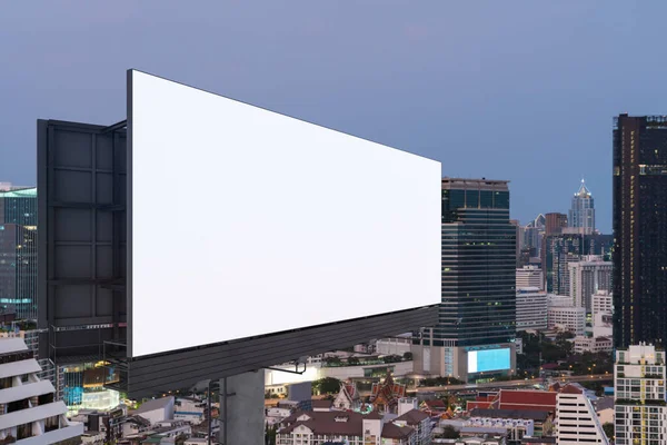 Blank outdoor estrada branca com fundo cityscape Bangkok ao pôr do sol. Cartaz publicitário de rua, mock up, renderização 3D. Vista lateral. O conceito de comunicação de marketing para promover ou vender ideia . — Fotografia de Stock