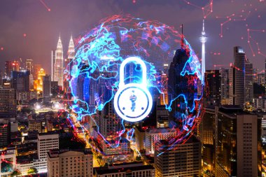 Parlayan Padlock hologramı, Kuala Lumpur, Malezya, Asya 'nın gece panoramik şehir manzarası. KL şirketlerini korumak için siber güvenlik kavramı. Çift pozlama.
