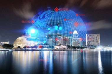 Singapur, Asya 'nın gece panoramik şehir manzarasında Dünya gezegeninin hologramı. Uluslararası şirketler kavramı. Çoklu Pozlama.