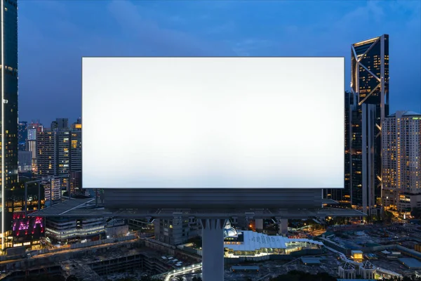 Чистый белый дорожный рекламный щит с городским пейзажем KL в ночное время. Уличная реклама, макет, 3D рендеринг. Вид спереди. Концепция маркетинговой коммуникации для продвижения или продажи идеи. — стоковое фото