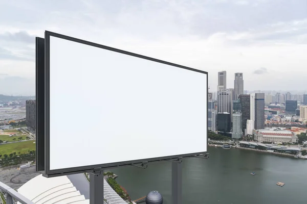 Panneau d'affichage blanc blanc avec fond de paysage urbain de Singapour à l'heure du jour. Affiche publicitaire, maquette, rendu 3D. Vue latérale. Le concept de communication marketing ou idée de vente. — Photo