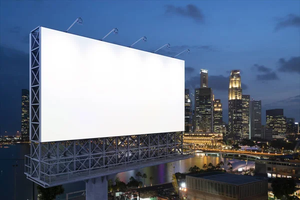 Panneau d'affichage blanc blanc avec fond de paysage urbain de Singapour la nuit. Affiche publicitaire, maquette, rendu 3D. Vue latérale. Le concept de communication marketing pour vendre l'idée. — Photo