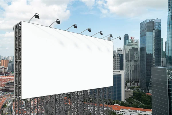 Panneau d'affichage blanc blanc avec fond de paysage urbain de Singapour à l'heure du jour. Affiche publicitaire, maquette, rendu 3D. Vue latérale. Le concept de communication marketing ou idée de vente. — Photo