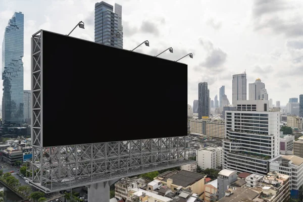 曼谷城市景观背景的空白黑色道路广告牌。街头广告海报，模拟，3D渲染。侧视图。推广或推销观念的营销传播概念. — 图库照片