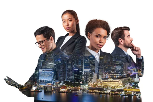 Двойная экспозиция четырех молодых, успешных, деловых людей, стоящих перед азиатским городом Сингапур фоне. Концепция работы международной команды. Ночь. — стоковое фото