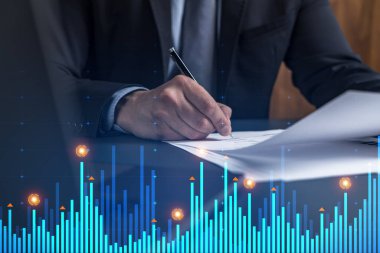 Takım elbiseli iş adamı kontrat imzaladı. Finansal grafik hologramıyla çifte maruz kalma. İpotek anlaşması imzalayan adam. Emlak piyasası analizi ve yatırım kavramı.