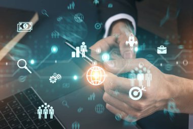 İş adamı telefondaki uygulamayı kullanarak arama ve analiz ediyor. Araştırma ve Geliştirme hologramı.