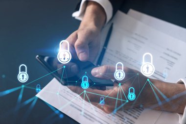 İş adamı telefonda internet uygulaması kullanıyor. Hologramı kilitle. Çoklu maruz kalma. İnternet güvenliği kavramı.