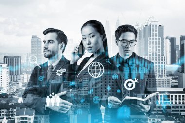Bir grup iş arkadaşı araştırma ve geliştirme departmanındaki problemleri çözmek için yeni teknik yaklaşımlar bulmaya çalışıyor. Kuala Lumpur arkaplanı üzerinde Fintech hologram simgeleri.