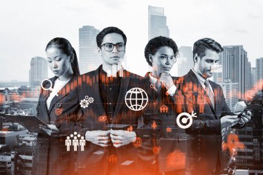Bir grup iş arkadaşı araştırma ve geliştirme departmanındaki problemleri çözmek için yeni teknik yaklaşımlar bulmaya çalışıyor. Bangkok arka planında Fintech hologram simgeleri.