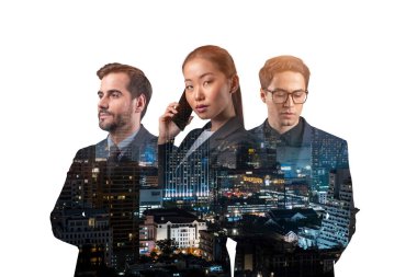 Asya 'nın Bangkok şehrinin önünde duran üç genç, başarılı, iş adamı, erkek ve kadın çifte pozlama. Sıkı çalışma ve öğrenim kavramı. Modern yaşam tarzı. Gece vakti..