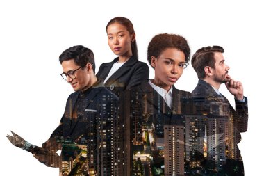 Asya şehri Kuala Lumpur 'un önünde duran dört genç, başarılı iş adamının çifte pozu. Uluslararası takım kavramı birlikte çalışır. Gece vakti..