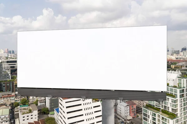 Cartellone bianco bianco bianco con sfondo paesaggio urbano Bangkok durante il giorno. Manifesto pubblicitario di strada, finto, rendering 3D. Vista frontale. Il concetto di comunicazione di marketing per promuovere o vendere l'idea. — Foto Stock