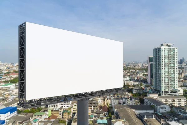 Cartelera blanca en blanco con fondo de paisaje urbano de Bangkok durante el día. Cartel publicitario callejero, maqueta, representación 3D. Vista lateral. El concepto de comunicación de marketing para promover o vender la idea. —  Fotos de Stock