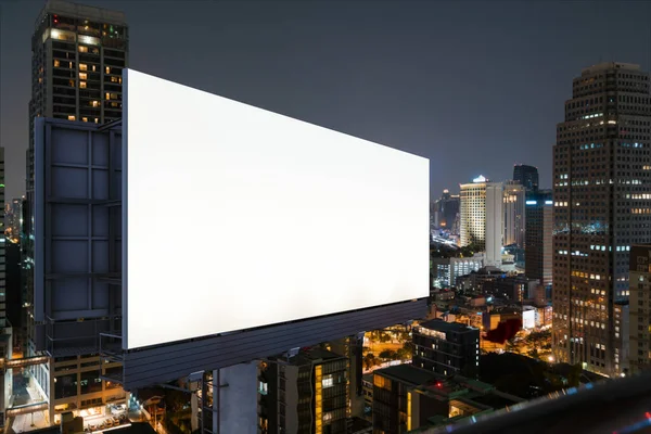Cartelera blanca en blanco con fondo de paisaje urbano de Bangkok por la noche. Cartel publicitario callejero, maqueta, representación 3D. Vista lateral. El concepto de comunicación de marketing para vender la idea. —  Fotos de Stock
