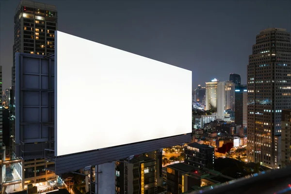 Panneau d'affichage blanc blanc avec fond de paysage urbain de Bangkok la nuit. Affiche publicitaire, maquette, rendu 3D. Vue latérale. Le concept de communication marketing pour vendre l'idée. — Photo