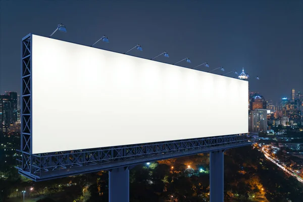 Panneau d'affichage blanc blanc avec fond de paysage urbain de Bangkok la nuit. Affiche publicitaire, maquette, rendu 3D. Vue latérale. Le concept de communication marketing pour vendre l'idée. — Photo