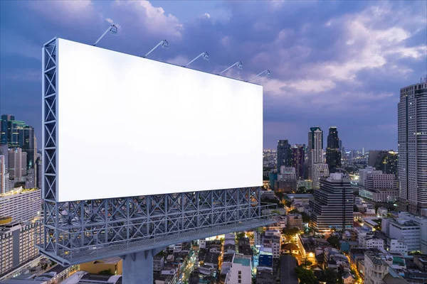 曼谷城市景观背景的空白白路广告牌。街头广告海报，模拟，3D渲染。侧视图。营销传播理念的营销理念. — 图库照片