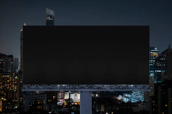 Бланк черного дорожного билборда на фоне Бангкока в ночное время. Уличная реклама, макет, 3D рендеринг. Вид спереди. Концепция маркетинговой коммуникации для продажи идеи. — стоковое фото