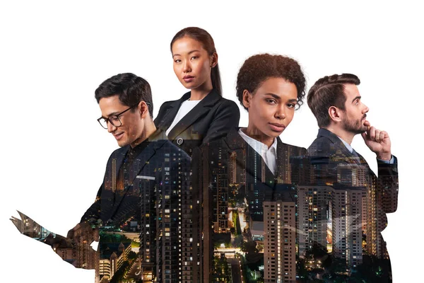 Asya şehri Kuala Lumpur 'un önünde duran dört genç, başarılı iş adamının çifte pozu. Uluslararası takım kavramı birlikte çalışır. Gece vakti..