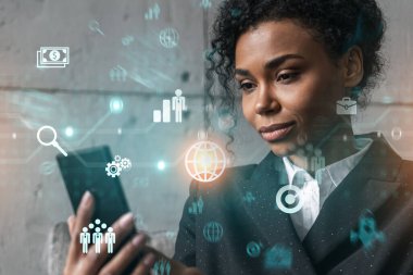 İş kadını telefonu kullanıyor, modern ofiste yeni bir proje üzerinde çalışıyor. Çifte maruziyet. Başarı kavramı.