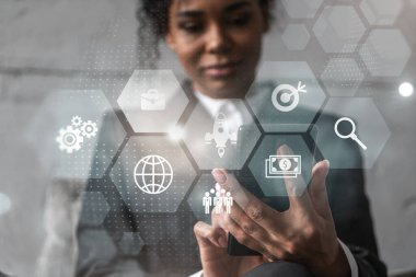 İş kadını telefonu kullanıyor, modern ofiste yeni bir proje üzerinde çalışıyor. Çifte maruziyet. Başarı kavramı.