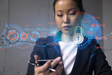 İş kadını telefonu kullanıyor, modern ofiste yeni bir proje üzerinde çalışıyor. Çifte maruziyet. Başarı kavramı. Güvenlik hologramını kilitle.