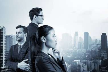 Takım elbiseli üç iş arkadaşı MBA mezuniyetinden sonra yeni kariyer fırsatları hayal ediyor. Çok uluslu şirket takımı kavramı. Bangkok arka planda. Çift pozlama.