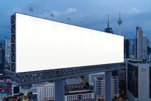 空旷的白色路标，夜间有KL城市景观背景。街头广告海报，模拟，3D渲染。侧视图。推广或推销观念的营销传播概念. — 图库照片