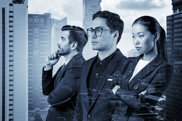 Група з трьох колег по бізнесу в костюмах мріяла про нові можливості кар'єри після випуску MBA. Концепція багатонаціональної корпоративної команди. Бангкок на задньому плані. Подвійний вплив. — стокове фото