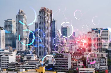 Soyut teknoloji hologramları Bangkok, Asya 'nın panorama şehri görüntüsü üzerinde simgeler. İnsanların ağ kurma ve bağlantı kurma kavramı. Çift pozlama.