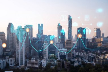 Araştırma ve Geliştirme Hologramı simgeleri parlıyor. Bangkok 'un günbatımı panoramik şehir manzarası. Asya 'da yeni hizmetler ve ürünler yaratmak için yenilikçi teknolojiler kavramı. Çift pozlama.