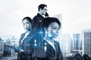 İş amaçlarına ulaşmak için sosyal medya pazarlama stratejisi üzerinde çalışan bir grup SMM uzmanı. Kuala Lumpur arkaplanı üzerinde hologram simgeleri.