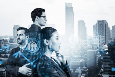 İş amaçlarına ulaşmak için sosyal medya pazarlama stratejisi üzerinde çalışan bir grup SMM uzmanı. Bangkok arkaplanı üzerinde hologram simgeleri.
