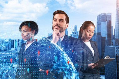 İş amaçlarına ulaşmak için sosyal medya pazarlama stratejisi üzerinde çalışan bir grup SMM uzmanı. Singapur arkaplanı üzerinde hologram simgeleri.