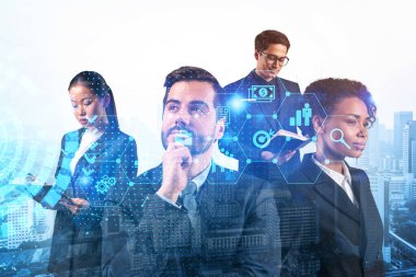 Bir grup iş arkadaşı araştırma ve geliştirme departmanındaki problemleri çözmek için yeni teknik yaklaşımlar bulmaya çalışıyor. Kuala Lumpur arkaplanı üzerinde Fintech hologram simgeleri.