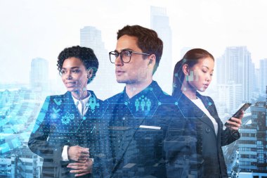 Bir grup iş arkadaşı araştırma ve geliştirme departmanındaki problemleri çözmek için yeni teknik yaklaşımlar bulmaya çalışıyor. Bangkok arka planında Fintech hologram simgeleri.