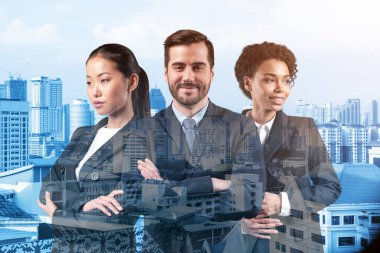 Takım elbiseli ve müşteri sorunlarıyla uğraşmaya hazır üç başarılı gülümseyen iş danışmanının ön görüşü. Kuala Lumpur şehri. KL gökdelenleri. Çift pozlama.